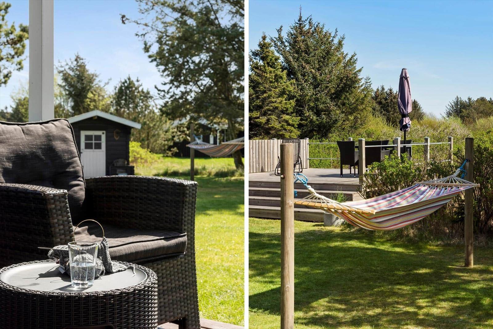 Außenbereich mit Sitzgelegenheit und Hängematten im Garten