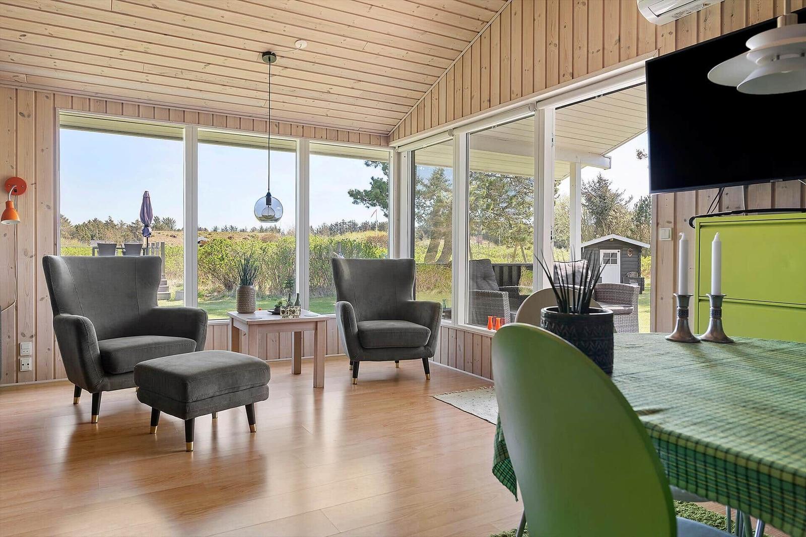 Wohn- und Essbereich mit Blick auf Garten und Himmel.