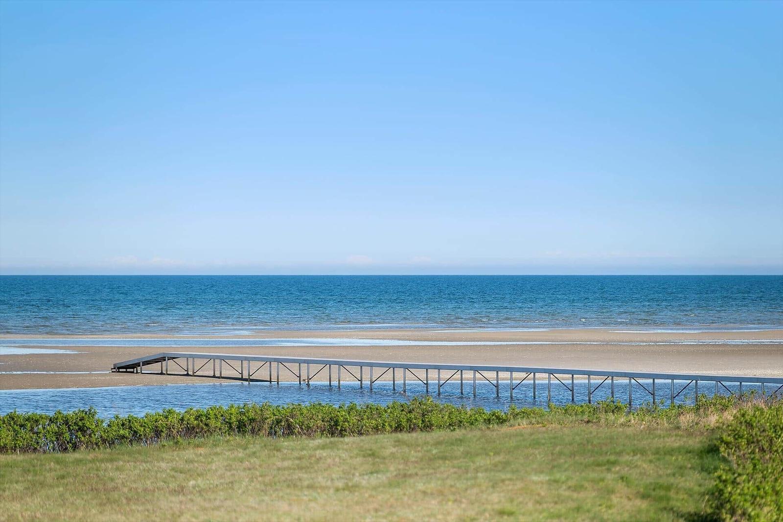 Hafensteg führt zum Strand und zum Meer.