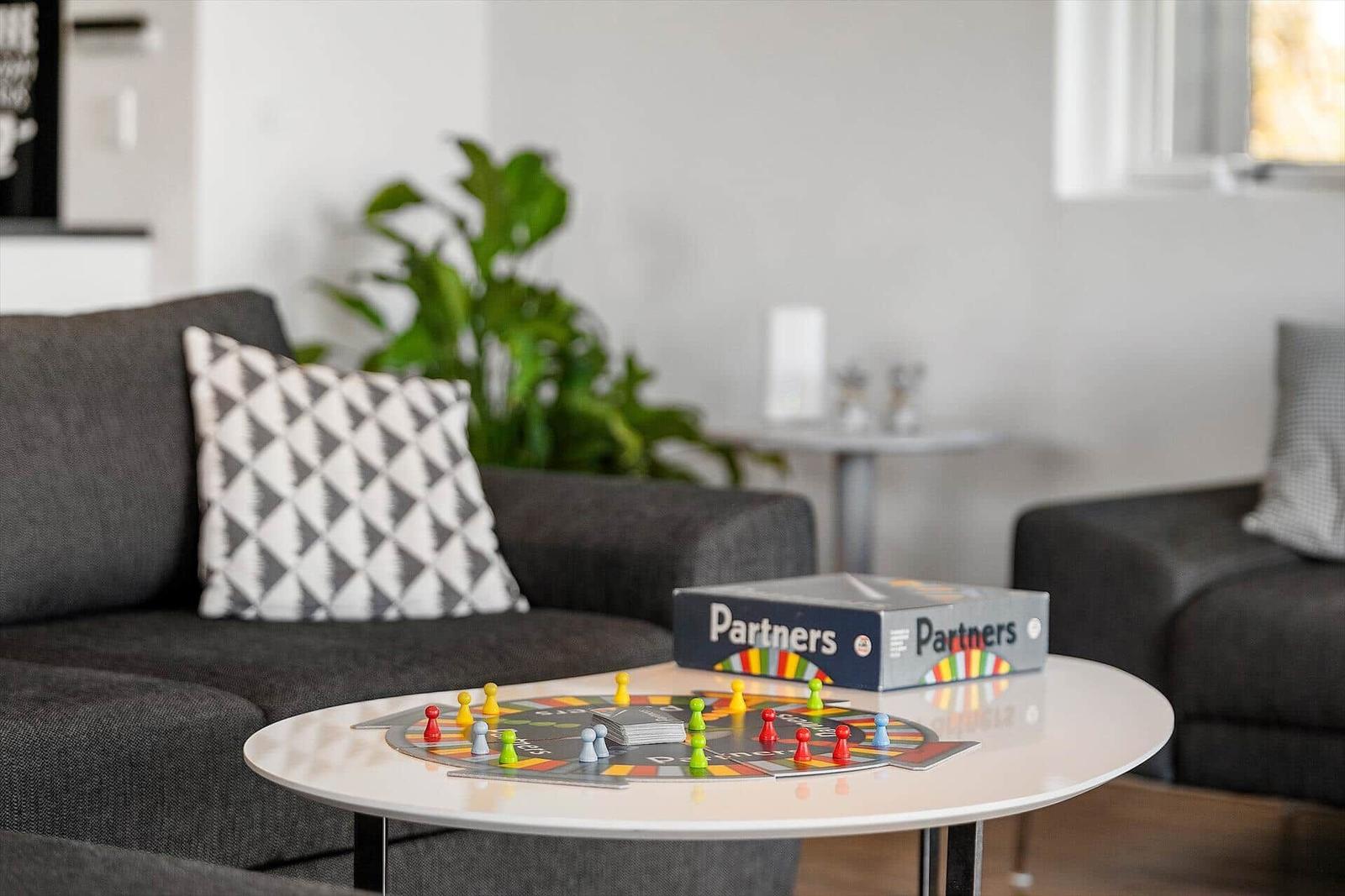 Runde Tisch mit Brettspiel und Sofa im Wohnbereich
