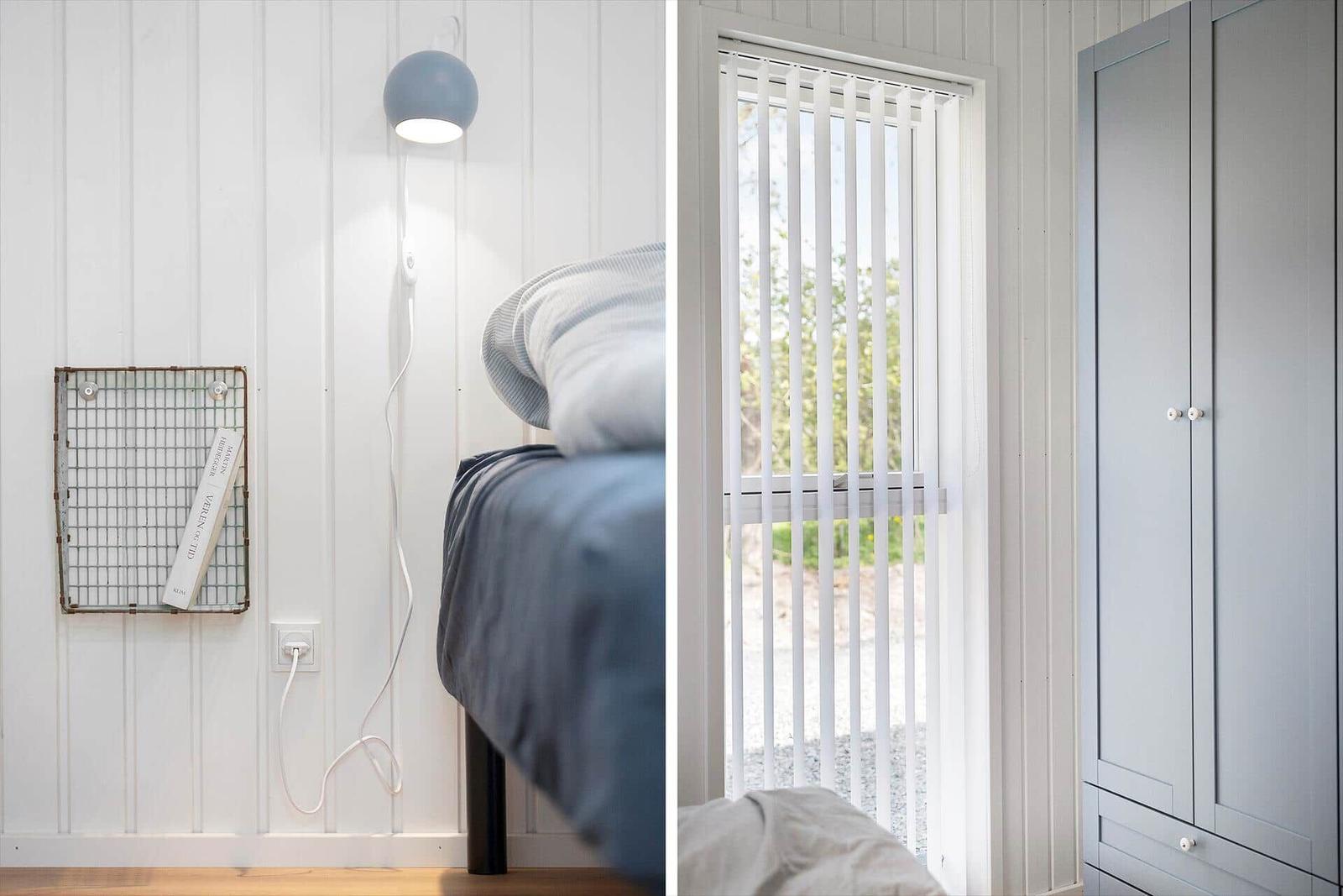 Schlafzimmer mit Bett, Kleiderschrank und Fenster mit Jalousie.