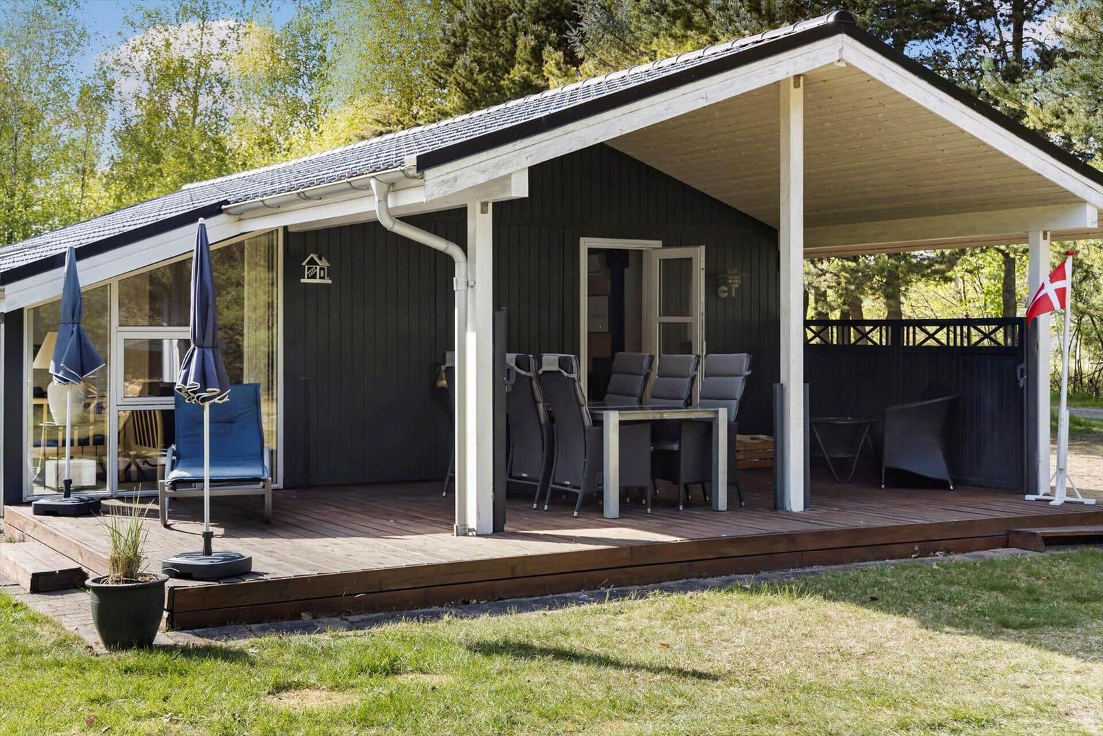 Hütte mit Terrasse, Garten und dänischer Flagge