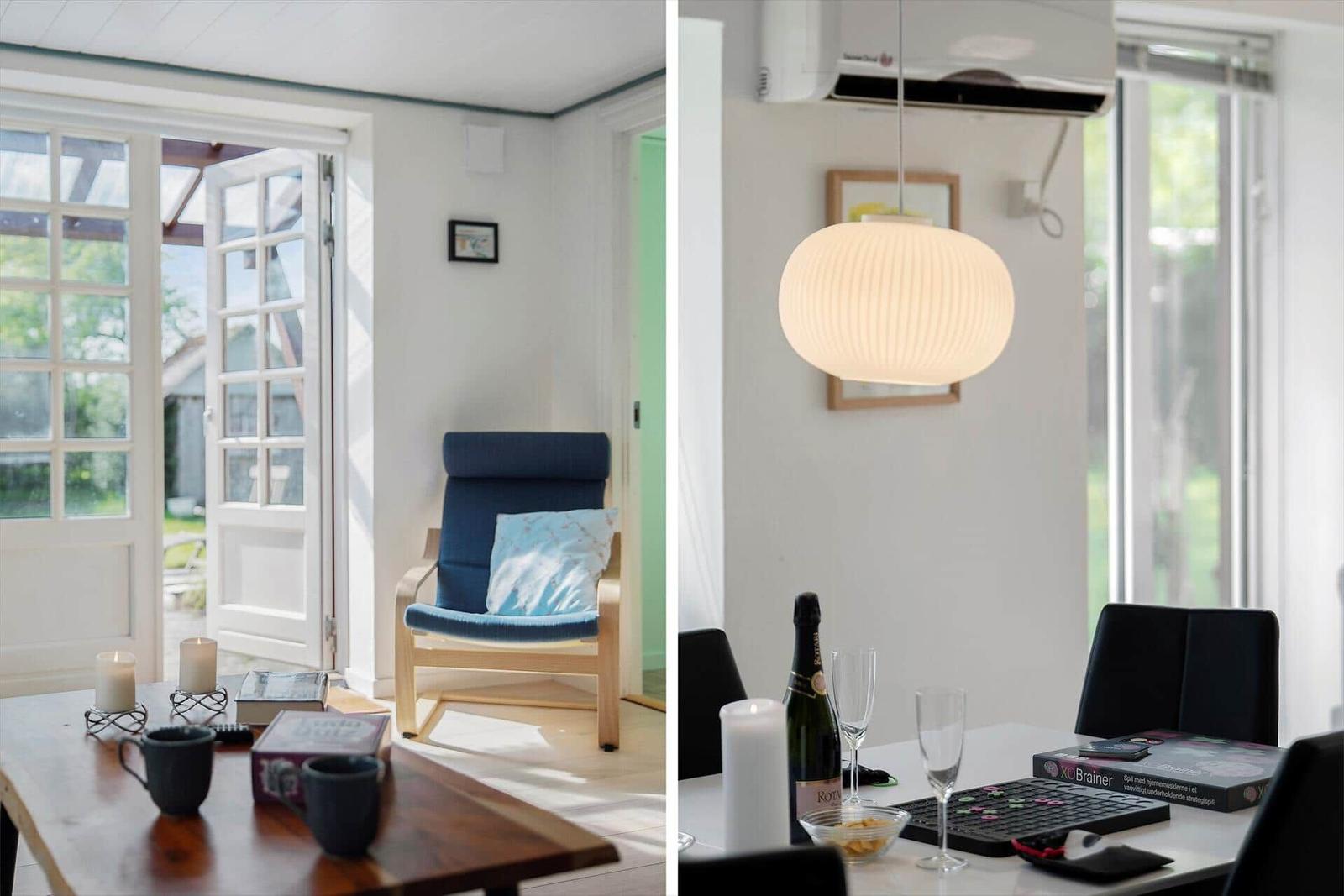Ein Raum mit Sitzgelegenheit und Tisch. Neben einem Essbereich mit Lampe und Flasche.