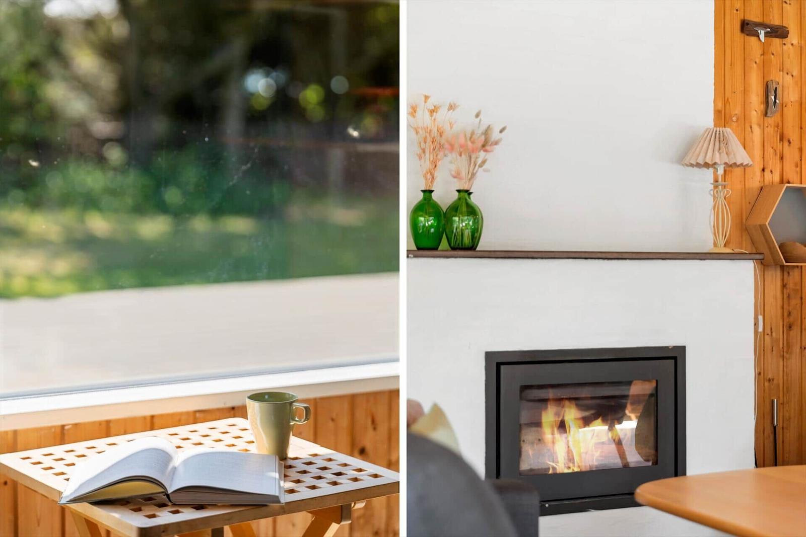 Blick auf grünen Garten mit Tisch, Buch und Tasse. Kamin mit Flamme und grünen Vasen.