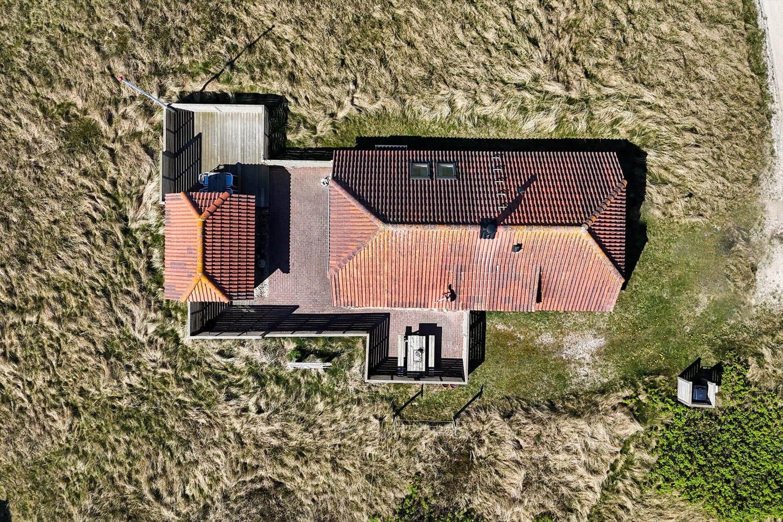 Haus mit rotem Dach und Terrasse in Grasland