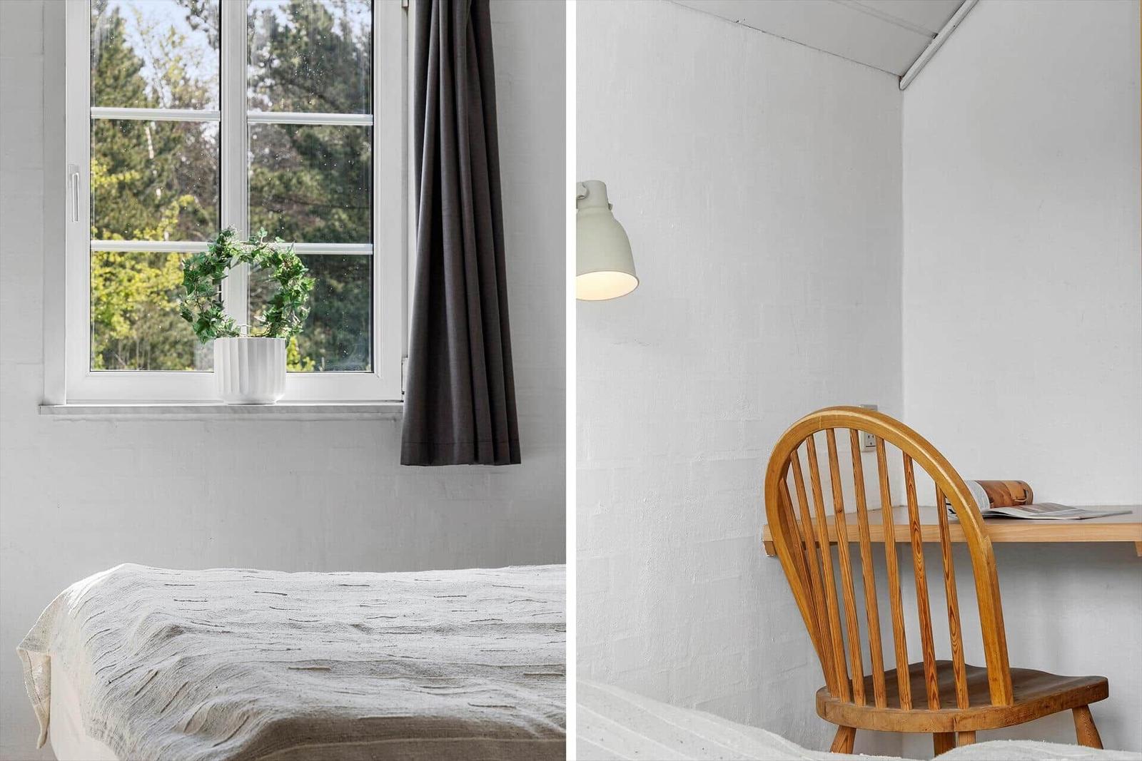 Schlafzimmer mit Fenster und Bett. Nebenraum mit Schreibtisch und Stuhl.