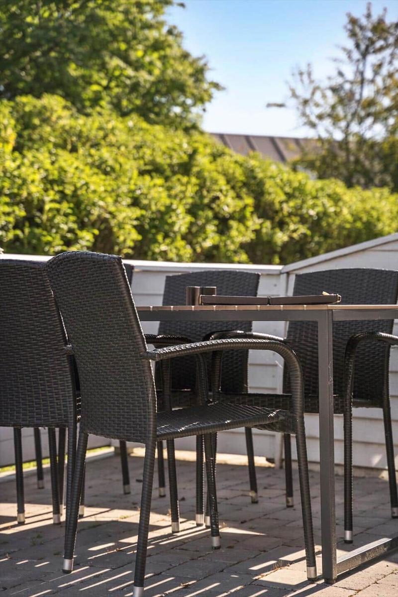 Außenbereich mit Tisch und Stühlen auf gepflastertem Platz