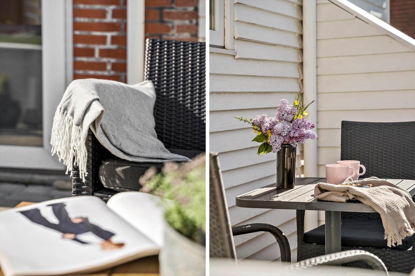 Außenbereich mit Sitzgelegenheit, Tisch, Blumen und Decke.