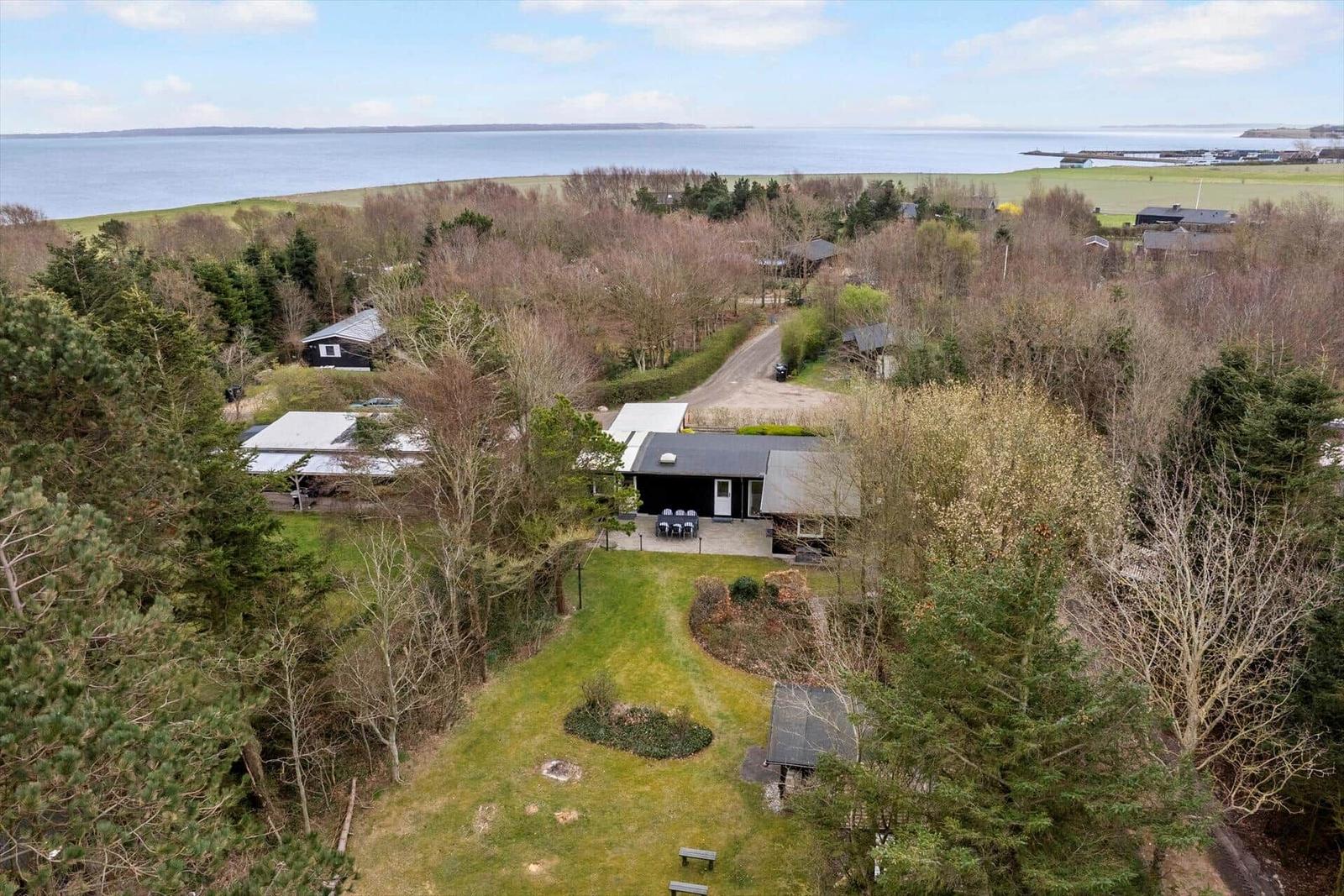 Haus mit Garten und Blick aufs Wasser