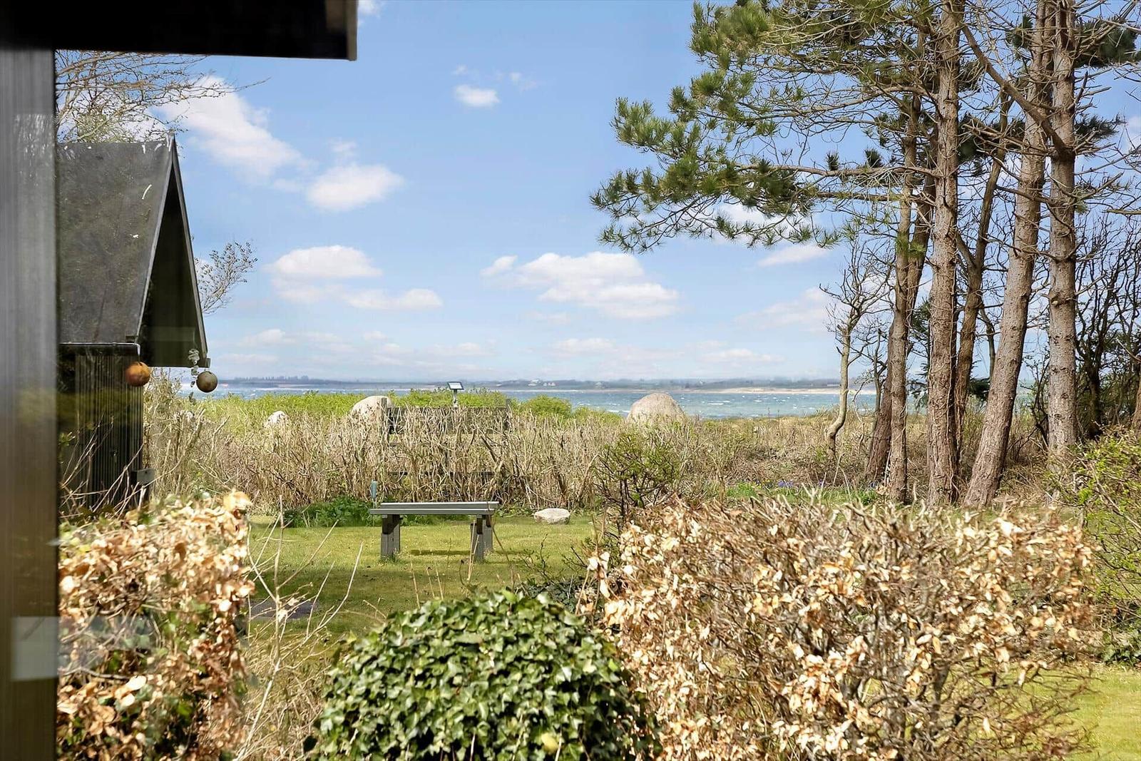 Von der Terrasse aus bietet sich ein Blick auf das Meer und die Umgebung.