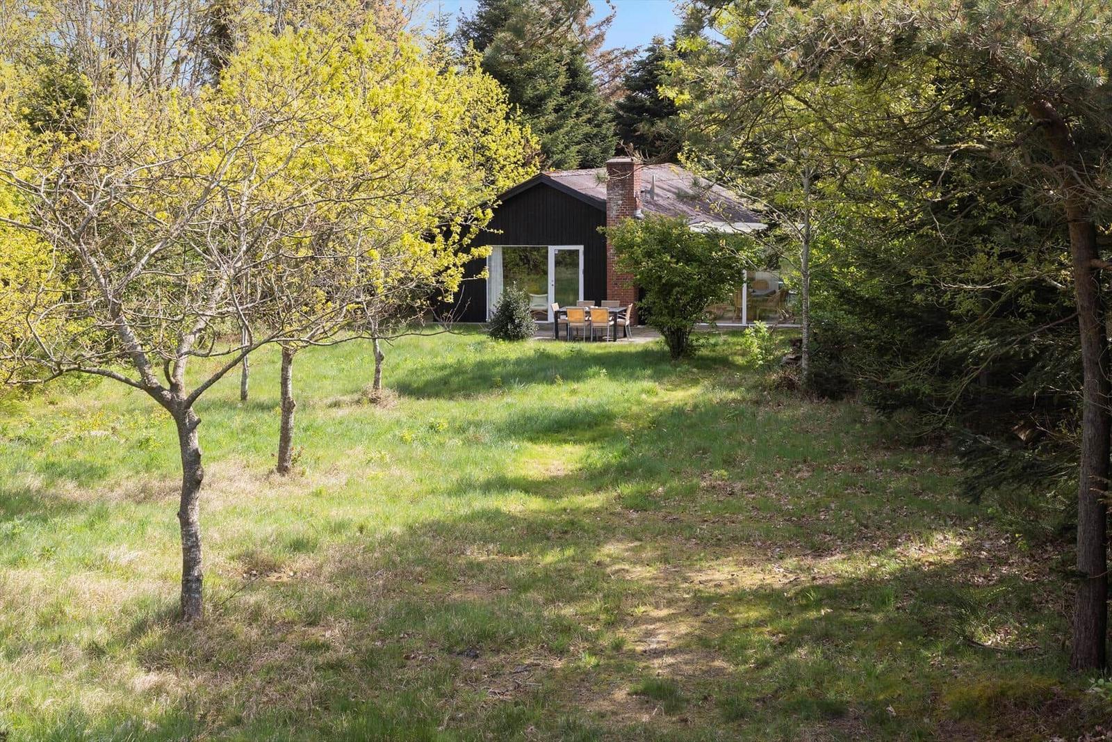 Schwarzes Haus mit Terrasse im Grünen