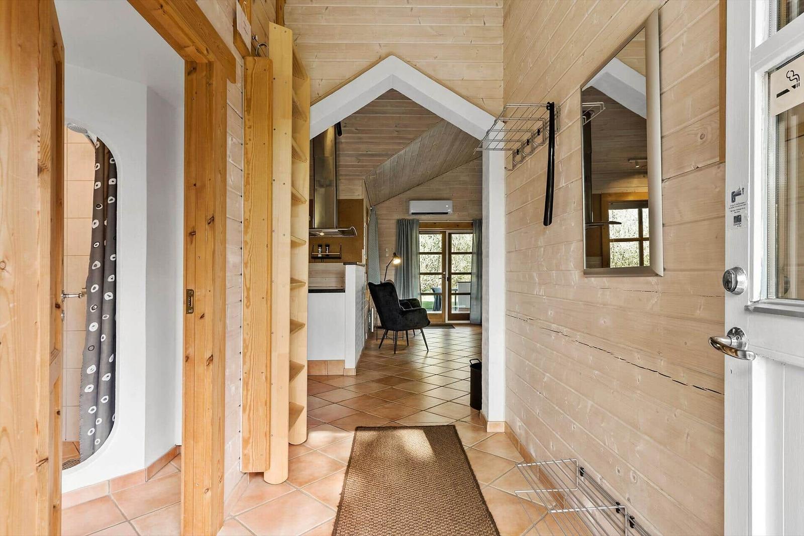 Haus mit Holzwänden, Flur, Küche und Bad mit Dusche