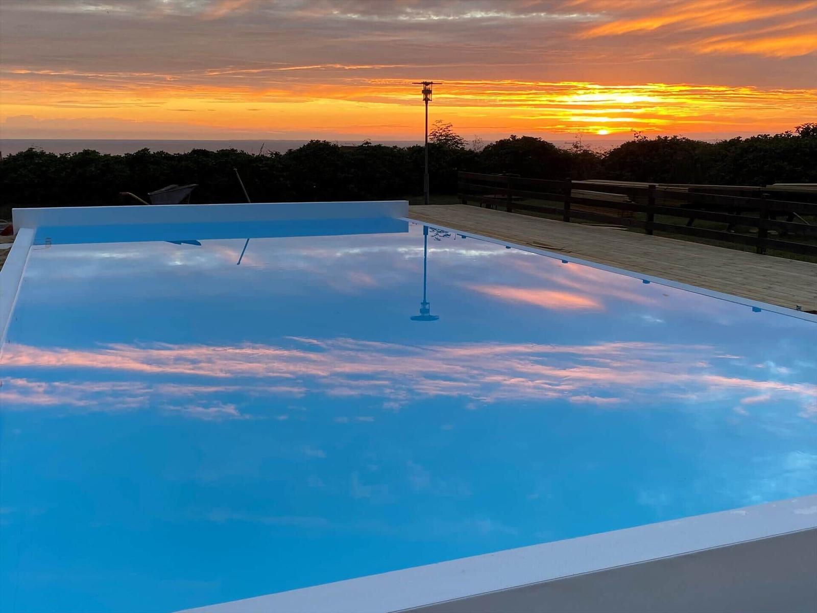 Pool mit Blick auf Sonnenuntergang über Meer