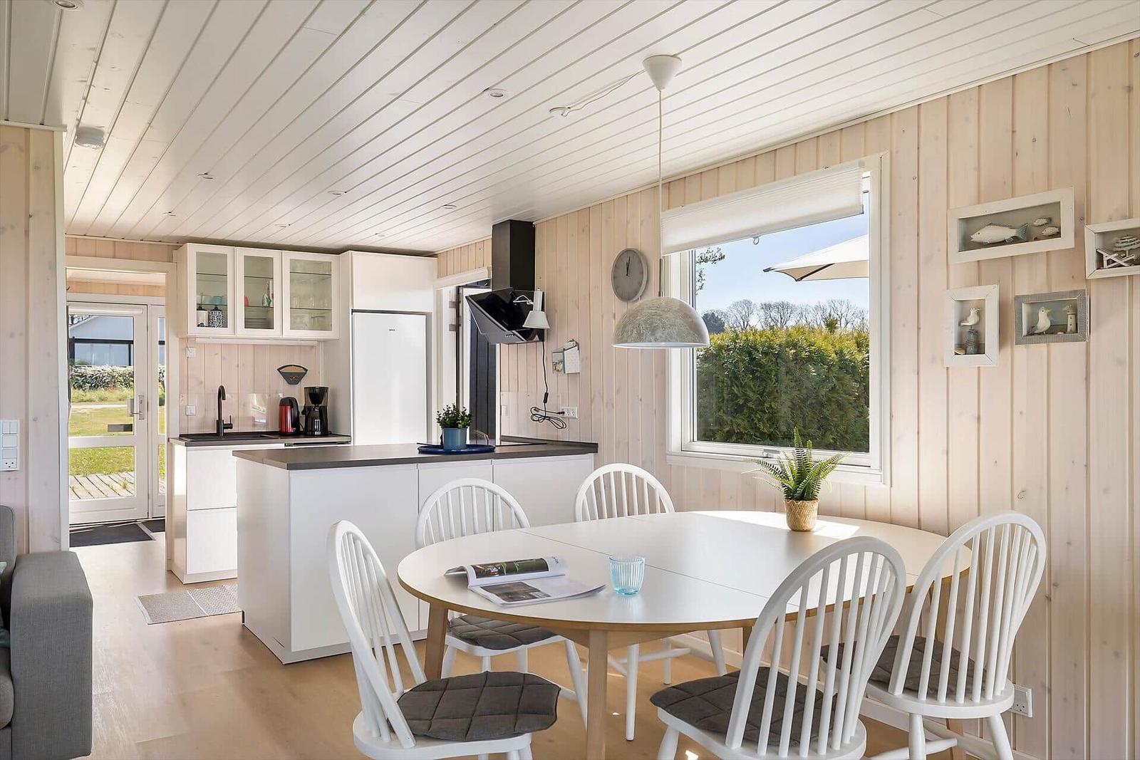 Küche mit Essbereich, Holzwände und Fensterblick