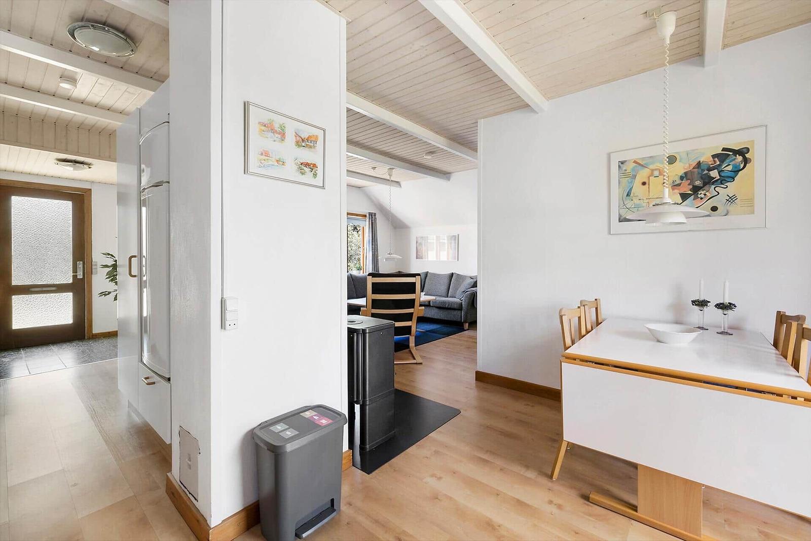 Küche mit Essbereich und Wohnzimmer im Hintergrund.