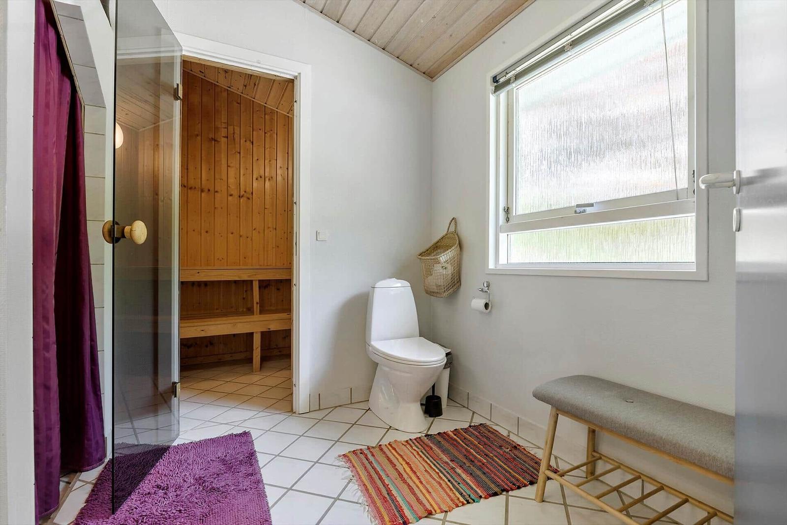 Badezimmer mit Dusche, Toilette und Sauna