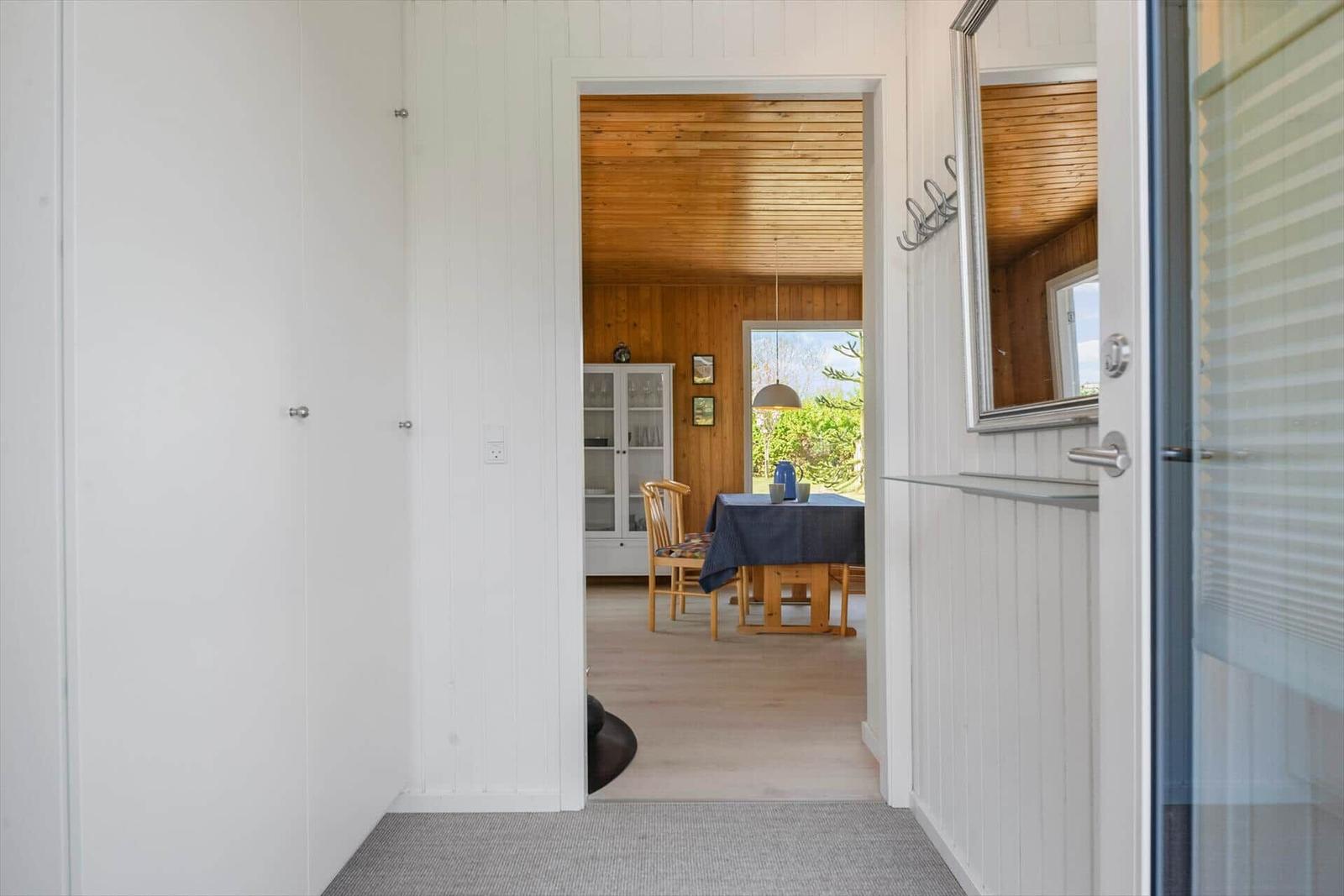 Hallenraum mit Blick in Esszimmer mit Holzdecke und Tisch