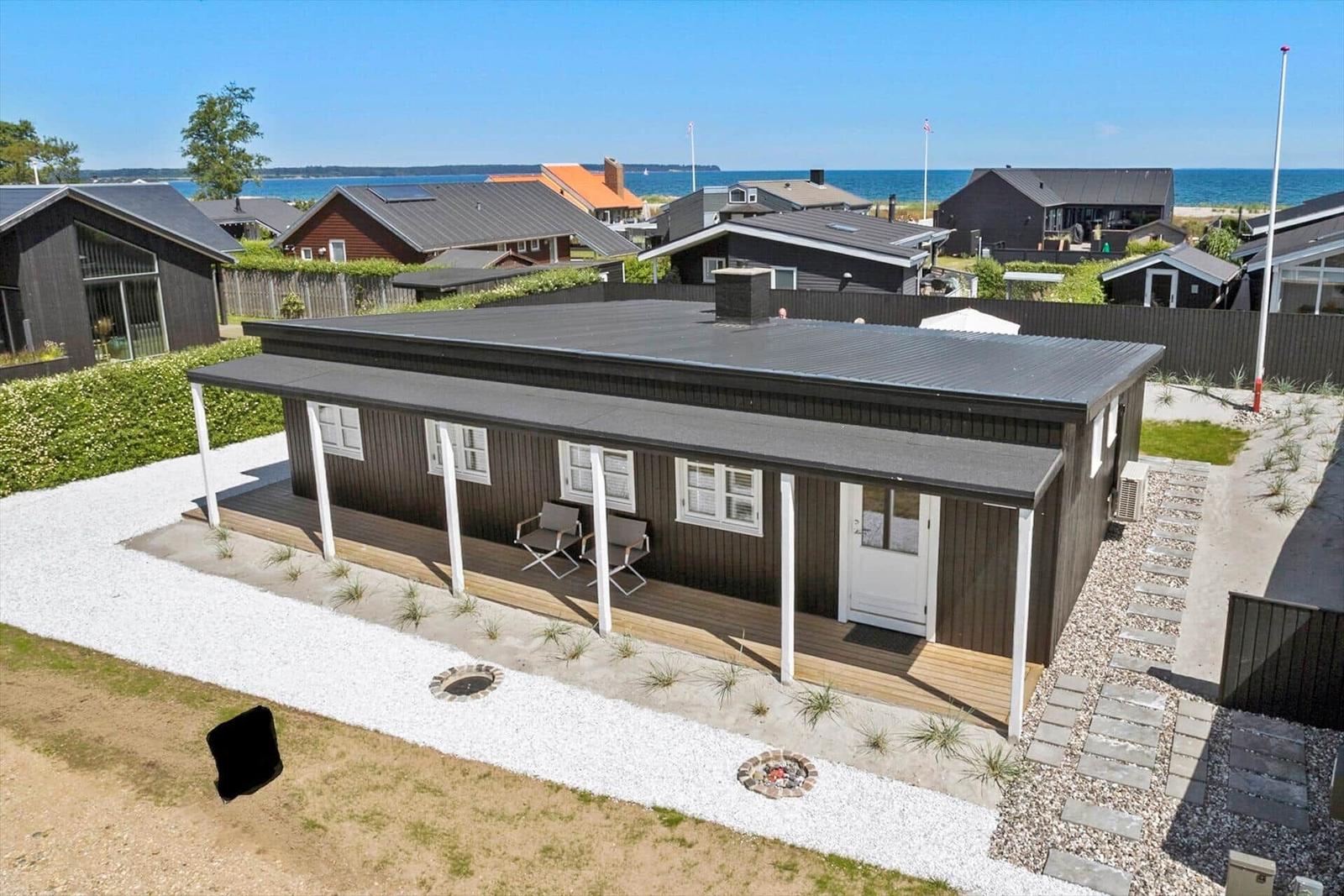 Moderne Strandvilla mit Terrasse, Garten und Meerblick.