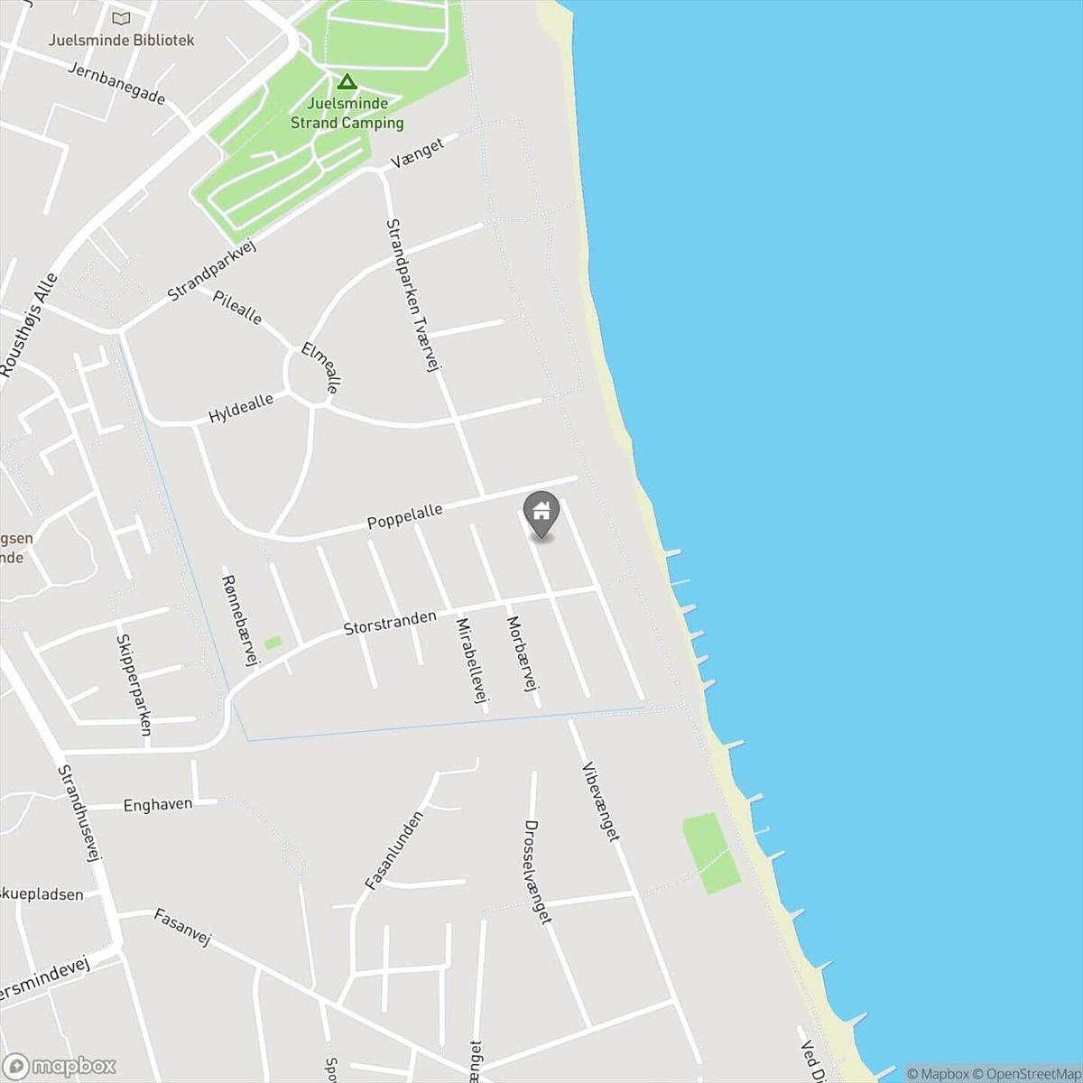 Karte von Juelsminde mit Strandcamping und Straßen nahe dem Meer.