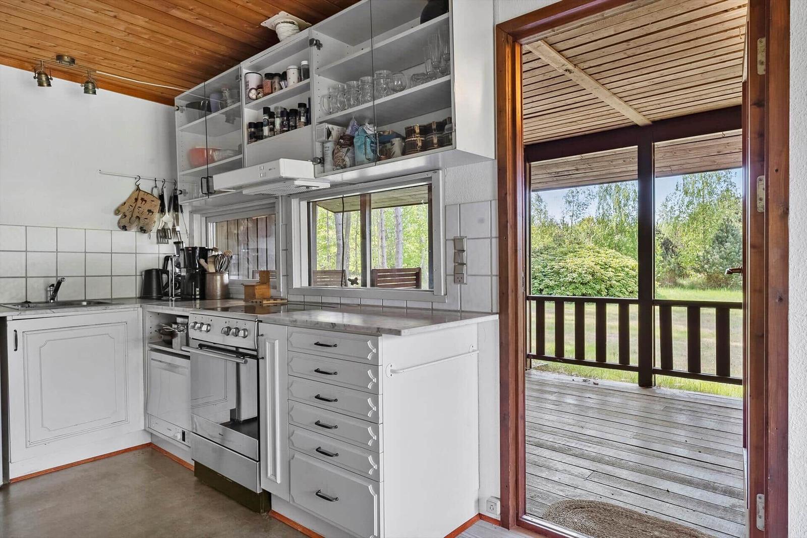 Küche mit Blick auf Balkon und Wald