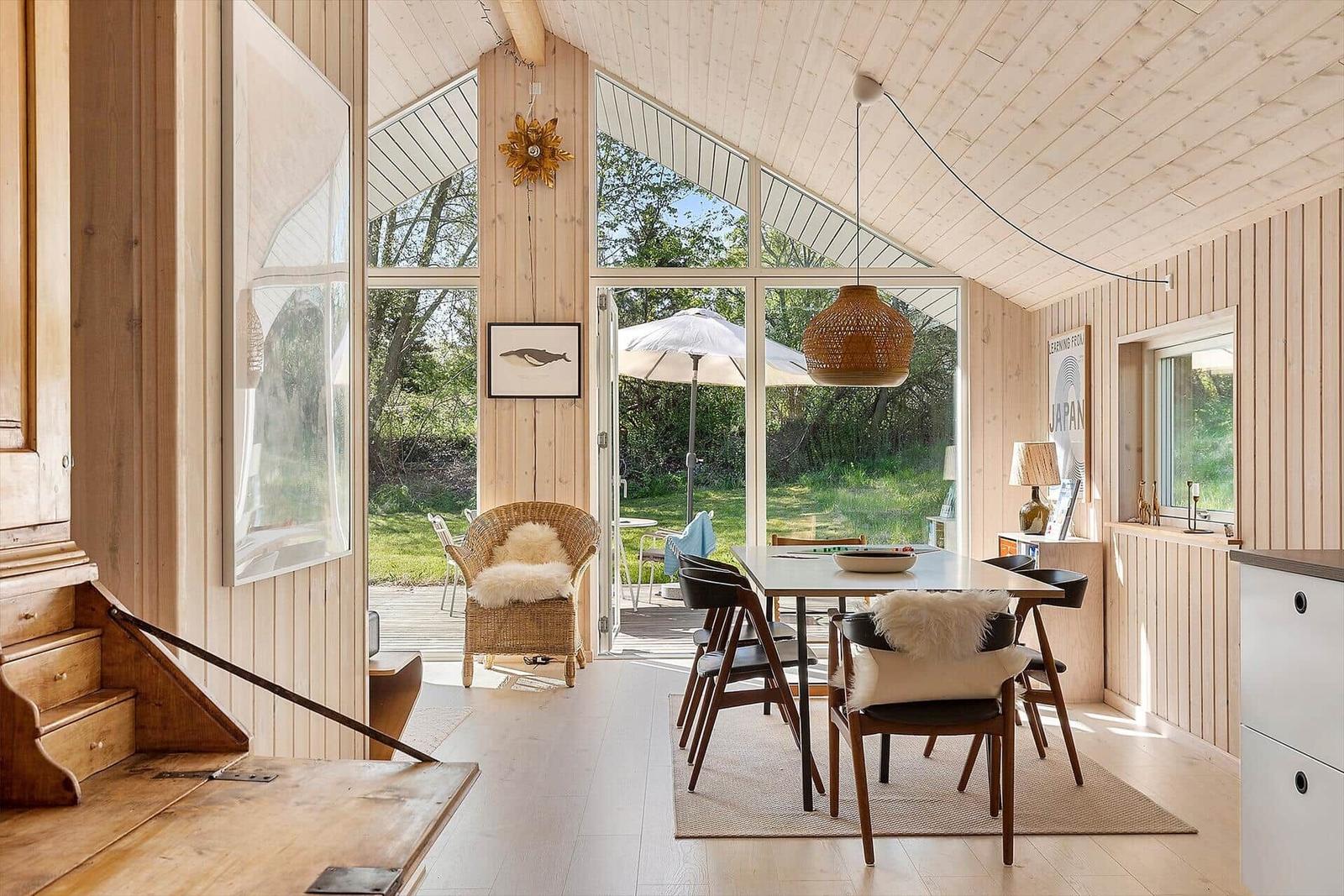 Esszimmer mit Tisch, Stühlen und Blick auf Garten