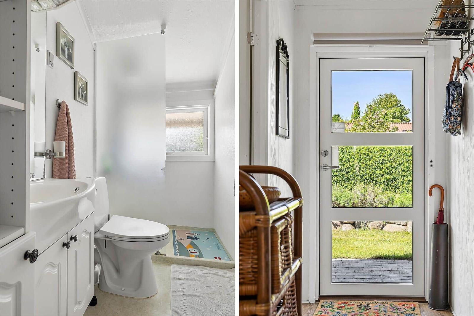 Badezimmer mit Waschbecken und Toilette. Eingang mit Glastür und Blick auf Grün.