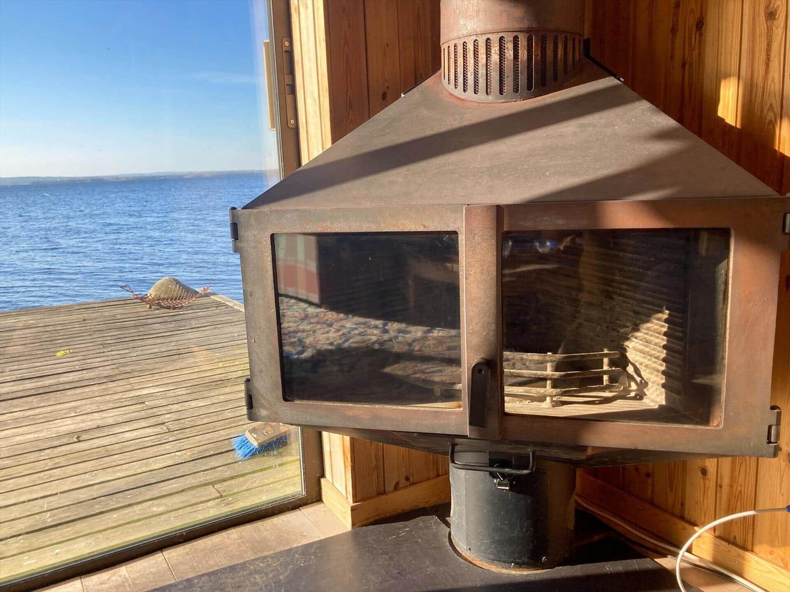 Holzofen mit Blick auf das Wasser und eine Terrasse