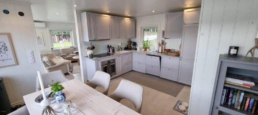 Küche mit Essbereich und Blick in Wohnzimmer