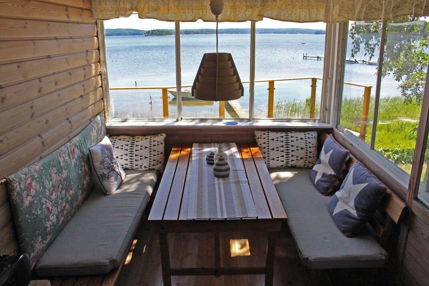 Sitzbereich mit Tisch und Fensterblick auf See