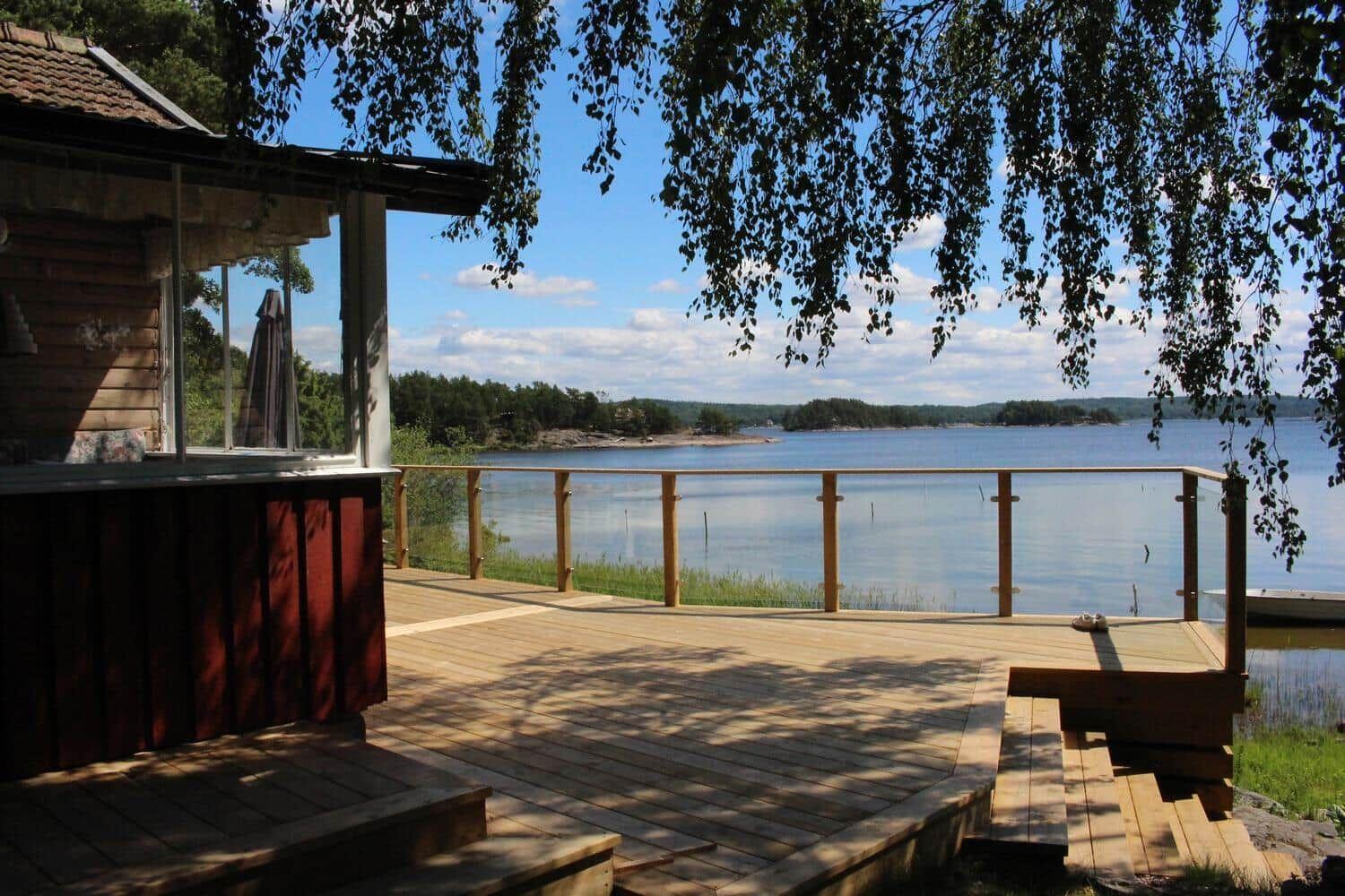 Terrasse mit Blick auf See und Bäume