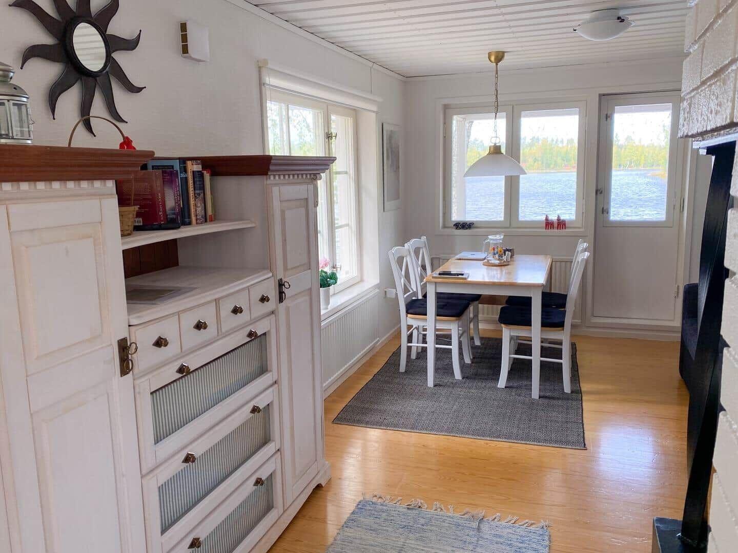 Esszimmer mit Tisch, Stühlen und Blick auf Wasser