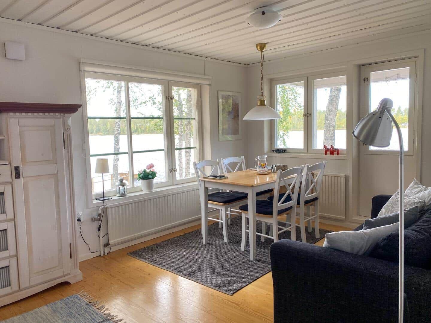 Esszimmer mit Tisch, Stühlen und Blick auf Wasser