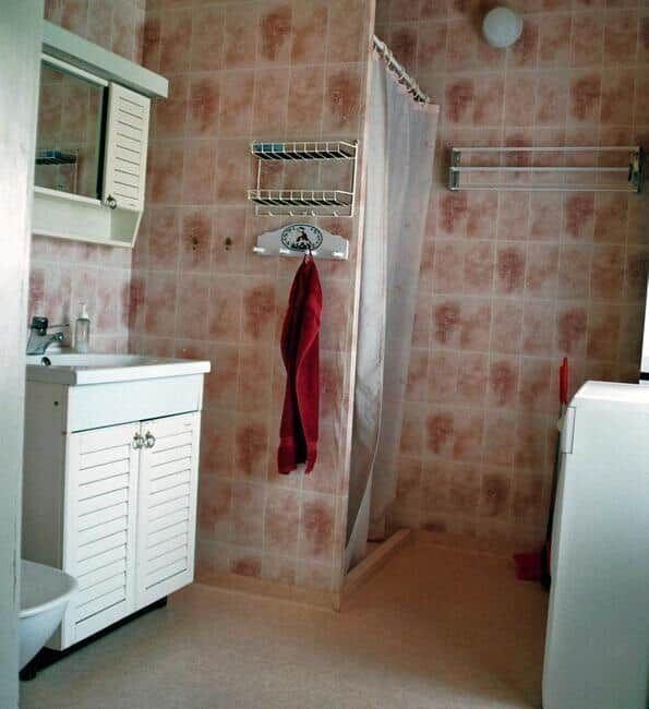 Bad mit Waschbecken, Dusche und Badewanne.