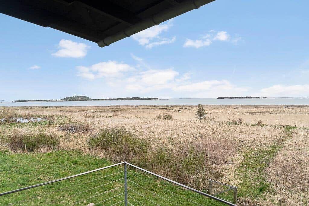 Weitläufiger Blick auf Wattlandschaft und Inseln vom Balkon aus.