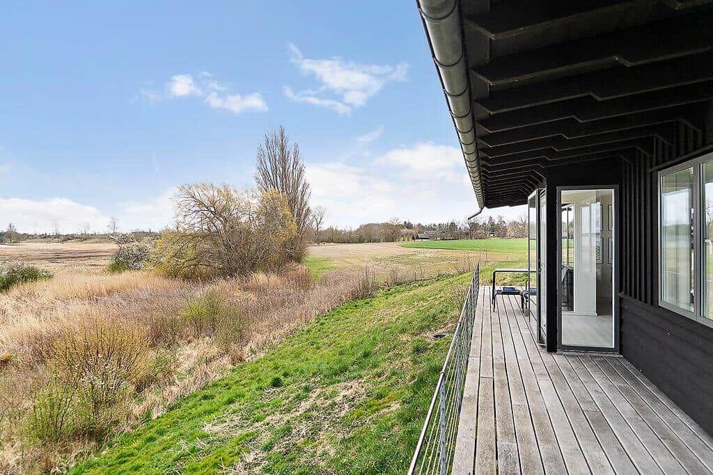 Terrasse mit Blick auf Feld und Himmel