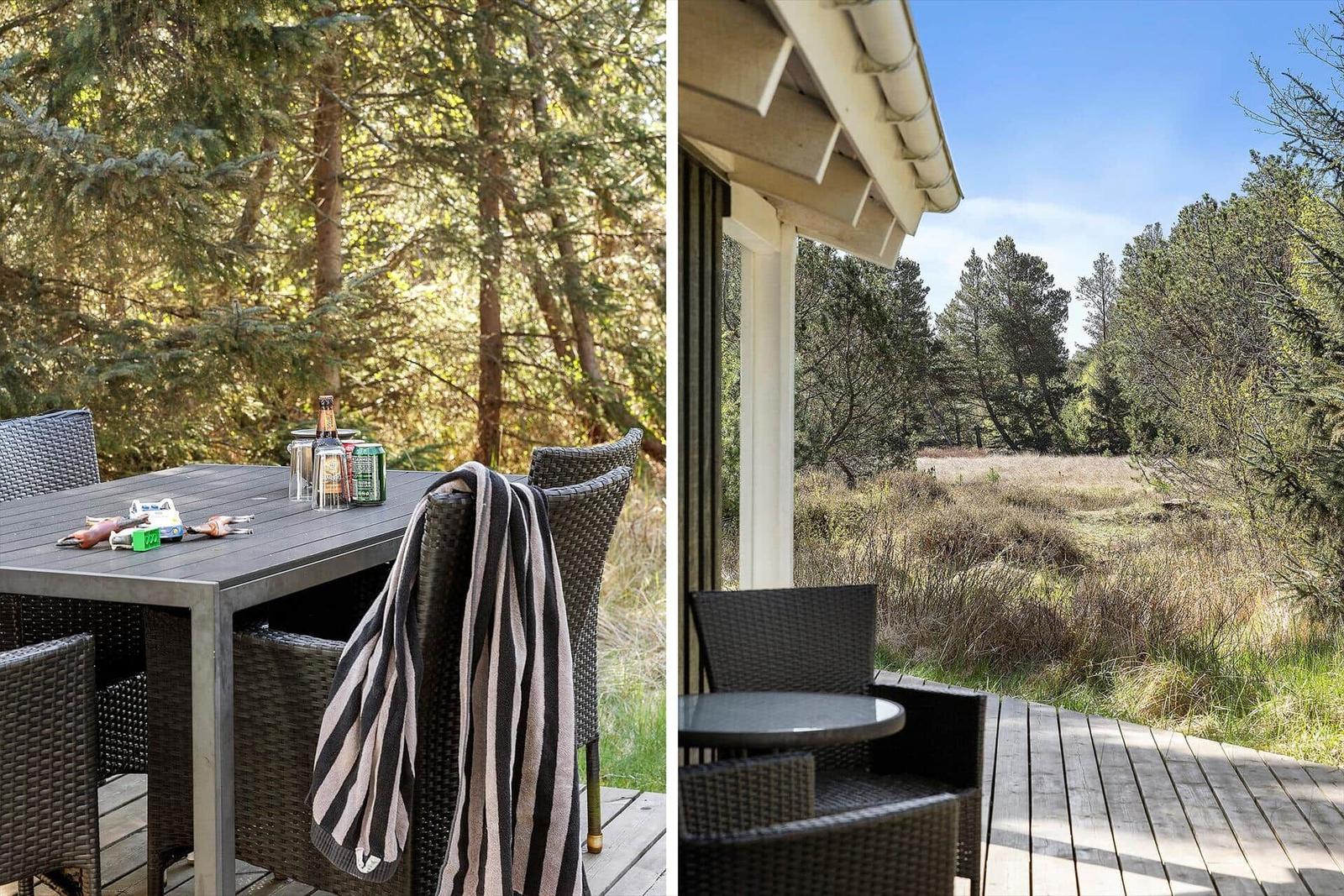 Terrasse mit Tisch und Stühlen im Wald. Holzdecke und Blick auf Grasland.
