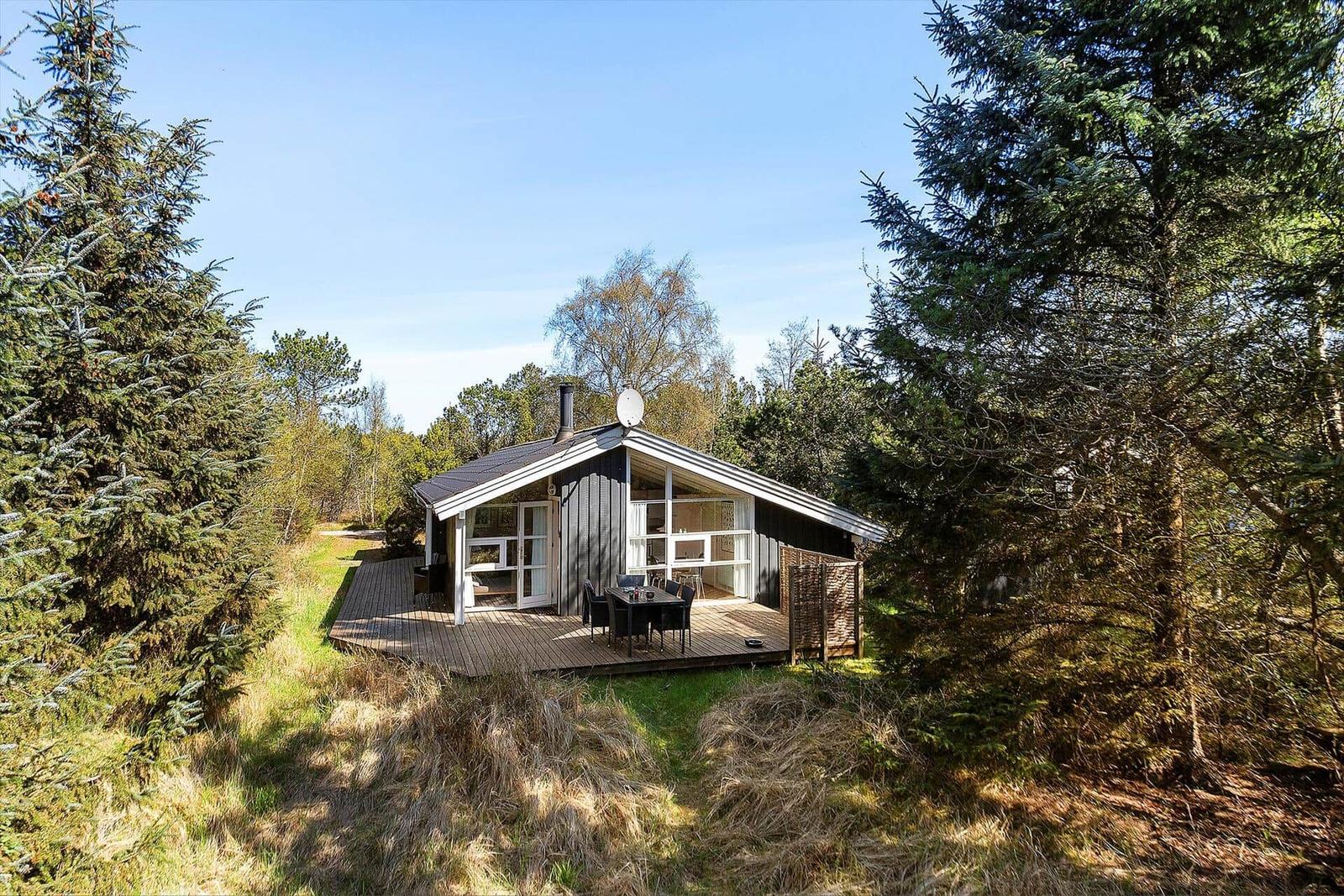 Holzhütte mit Terrasse und Garten im Wald