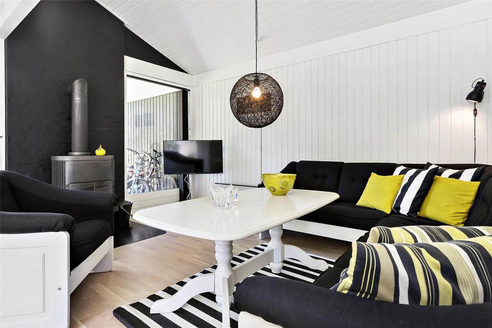 Wohnzimmer mit Sofa, Tisch und Kamin