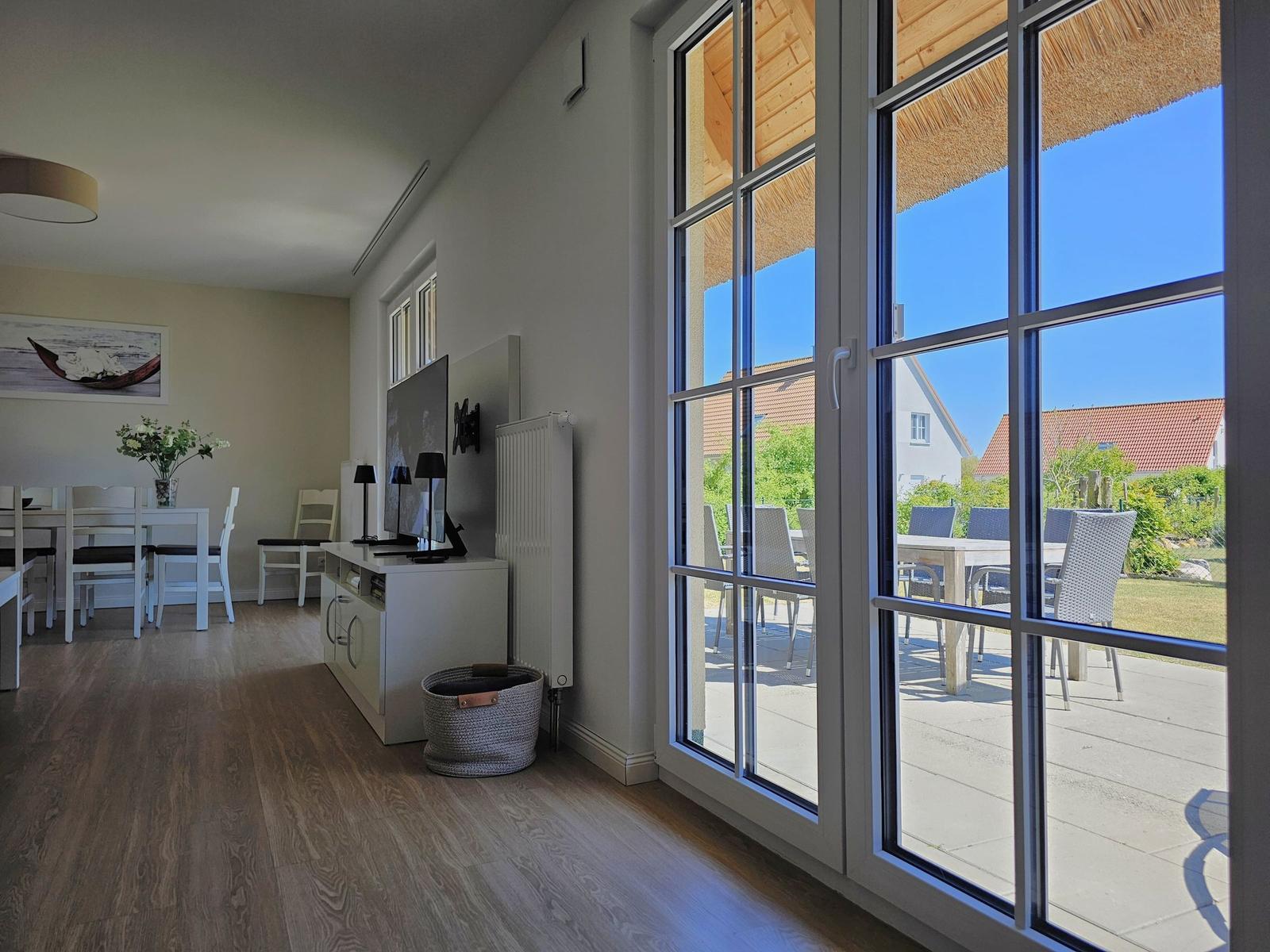 Wohn- und Essbereich mit Blick auf die Terrasse und Garten.