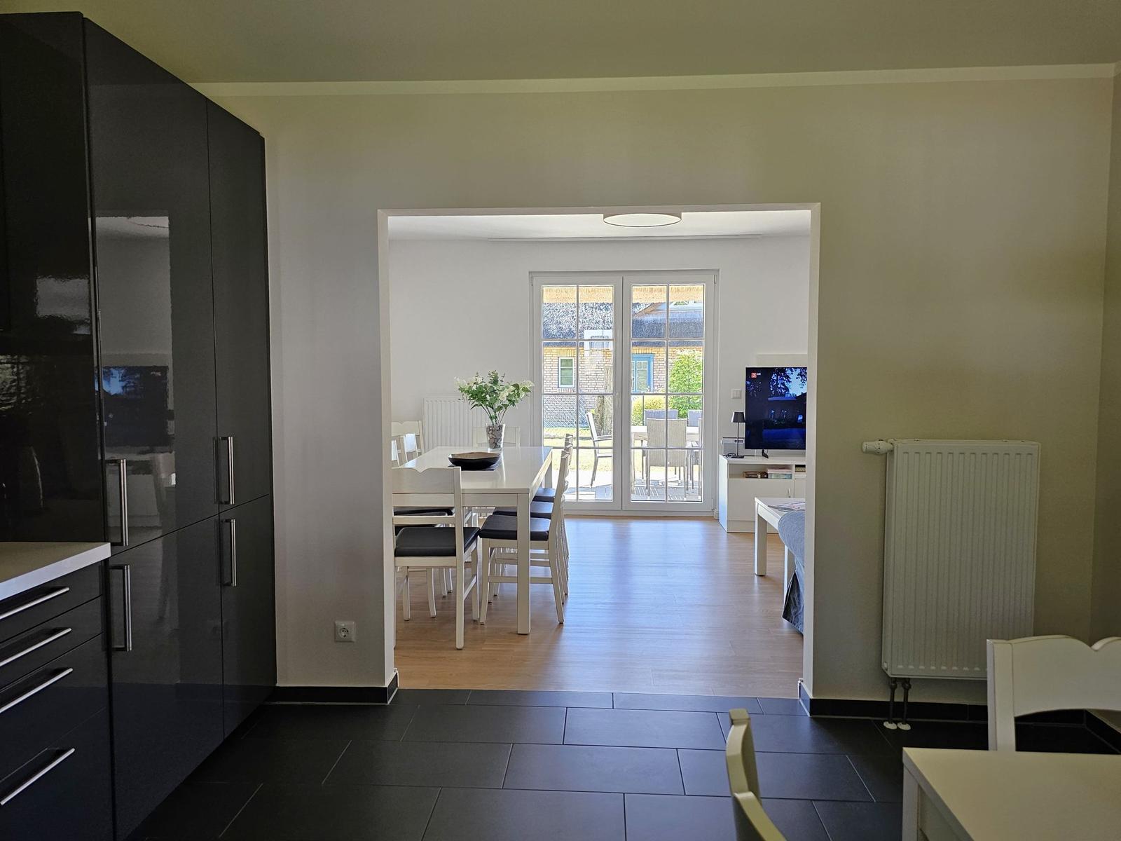 Küche mit Essbereich und Blick auf Terrasse