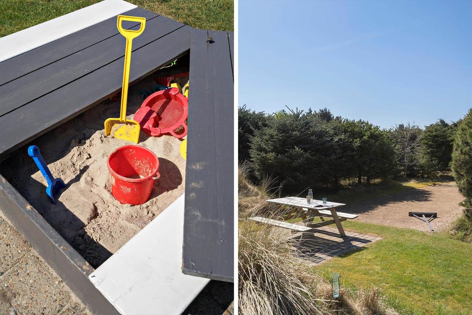 Spielplatz mit Sandkasten und Picknicktisch im Garten