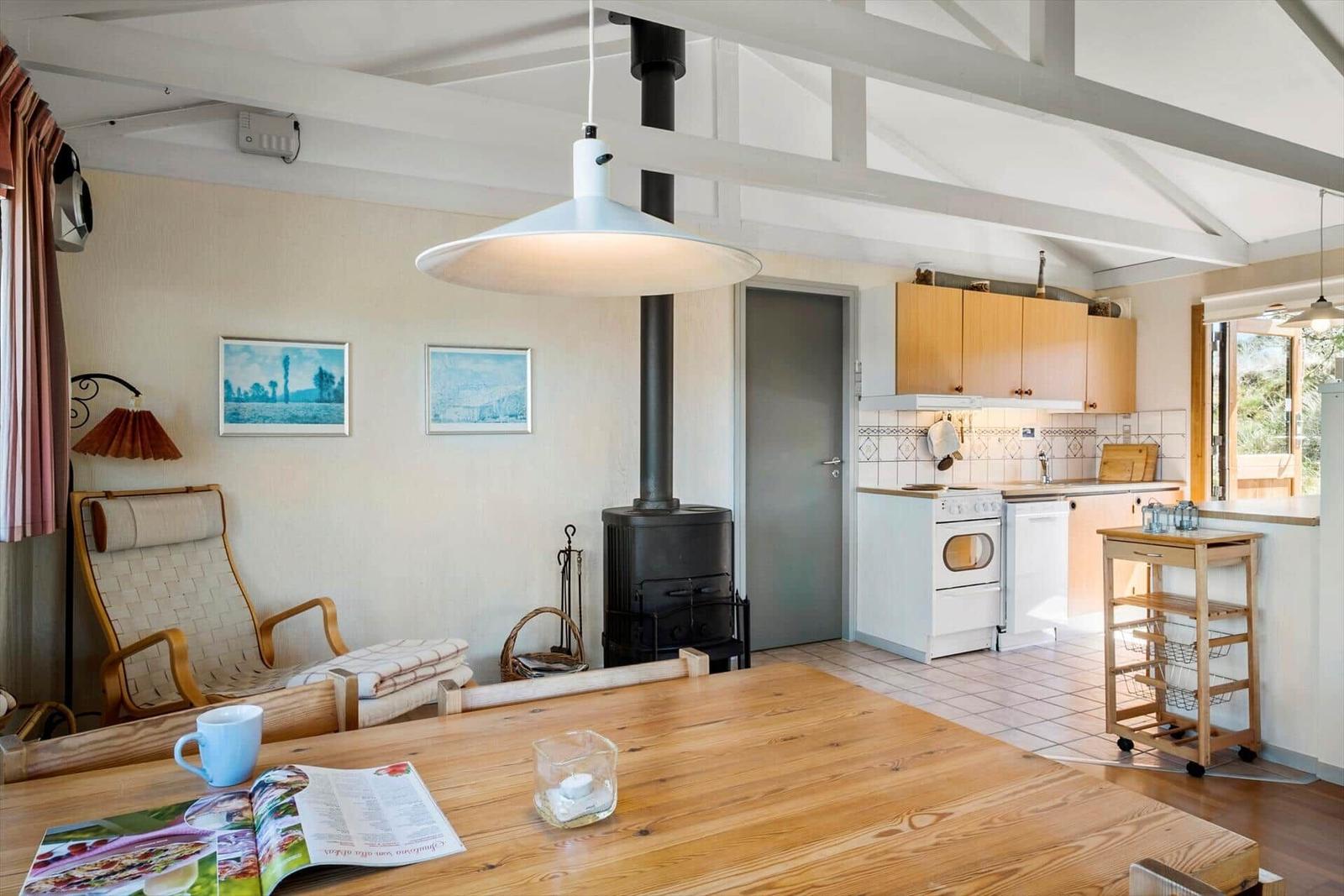 Küche mit Holzmöbeln und Kaminofen im Wohnbereich