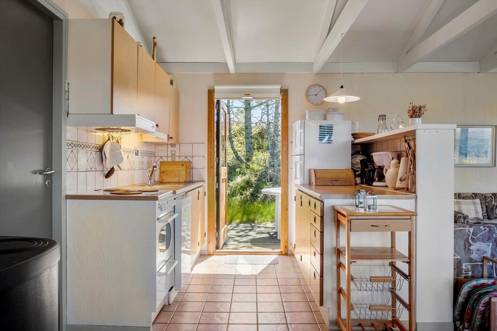 Küche mit Holzmöbeln und Blick auf einen Garten