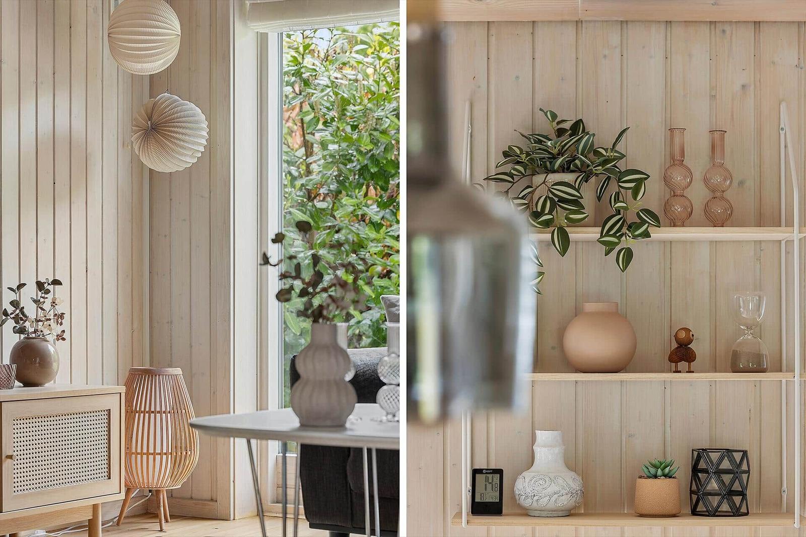 Wohnbereich mit Holzwand, Pflanzen und Dekor. Regal mit Vasen und Pflanzen.