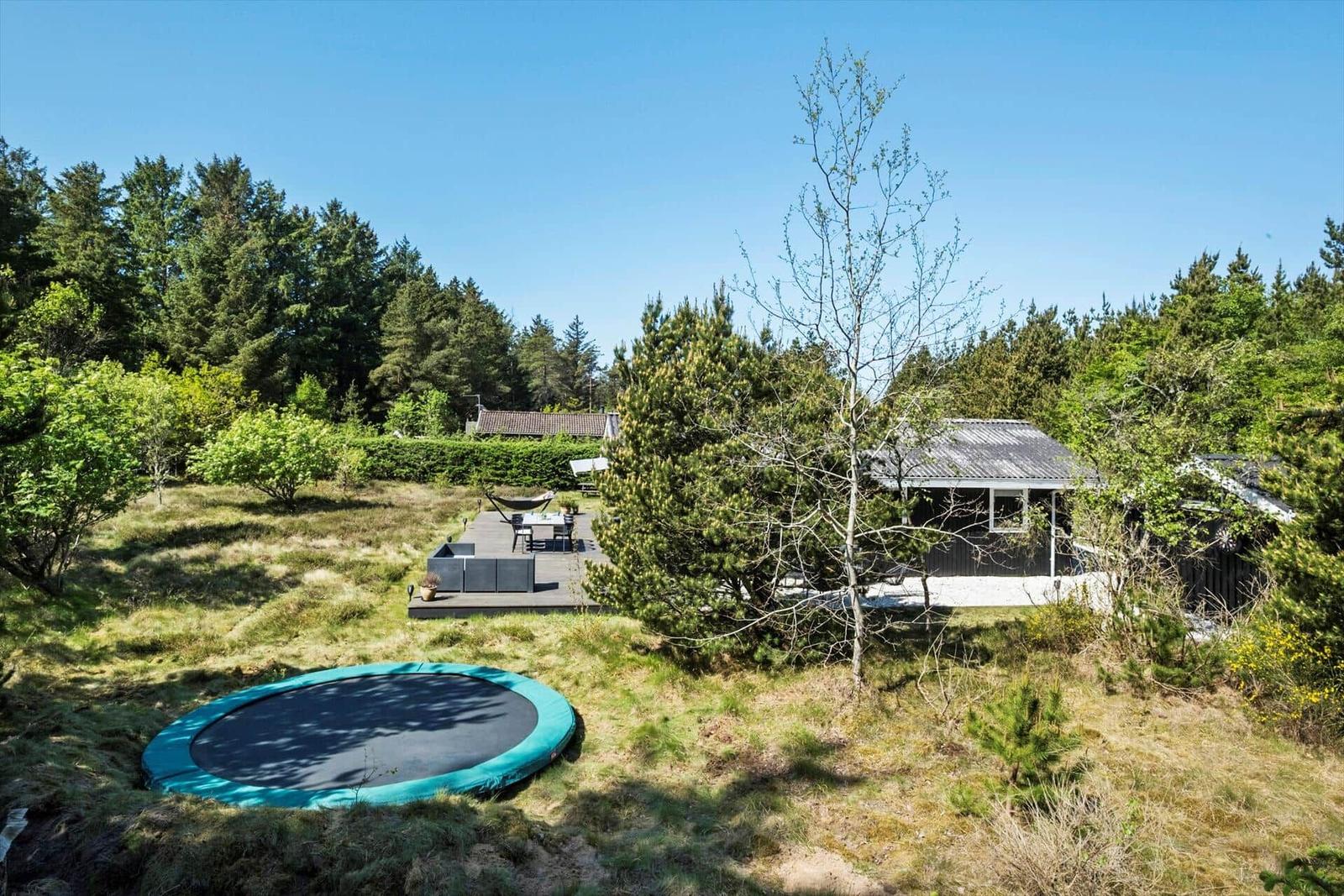 Haus mit Terrasse, Trampolin und Garten in Waldnähe