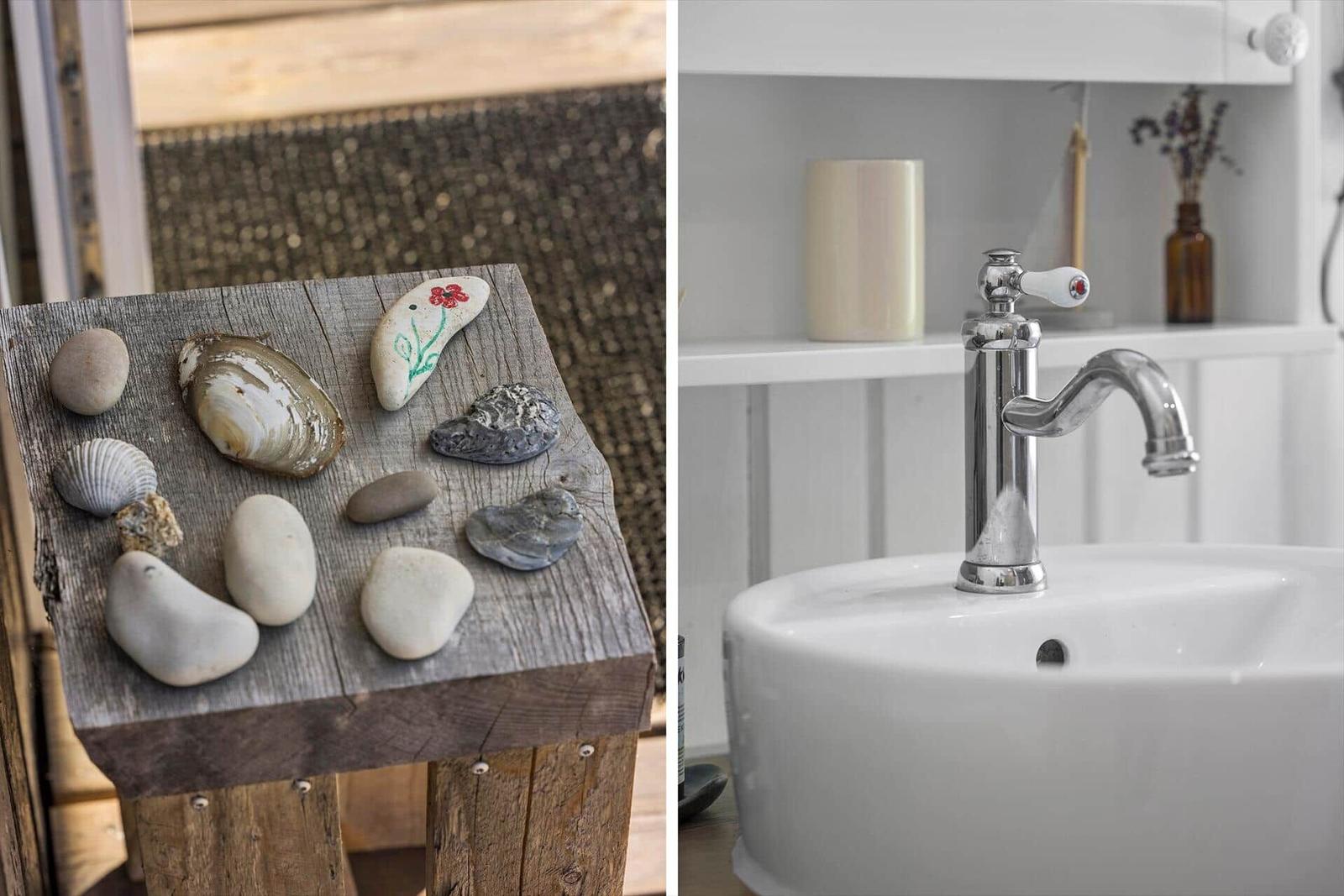 Holztisch mit Steinen und Muscheln. Badewanne mit Wasserhahn.