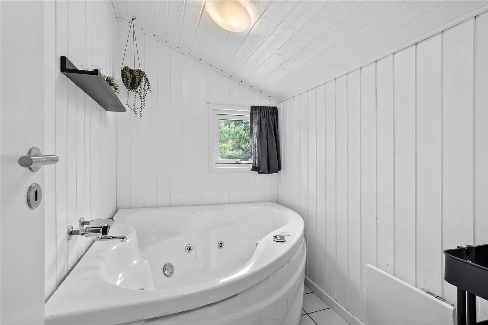 Bad mit Whirlpool, Fenster und Wandregal