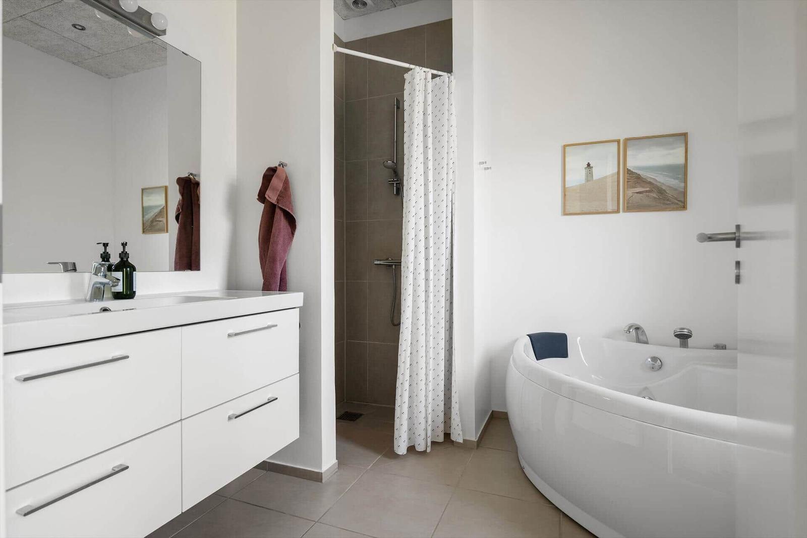 Badezimmer mit Dusche, Badewanne und Waschbecken