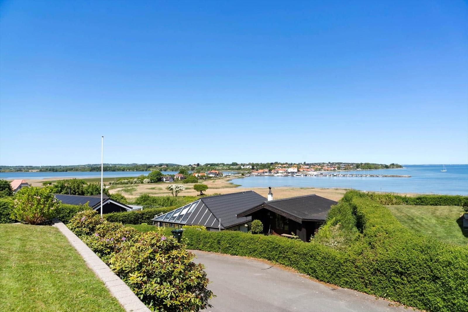 Haus mit Blick auf See und Hafen