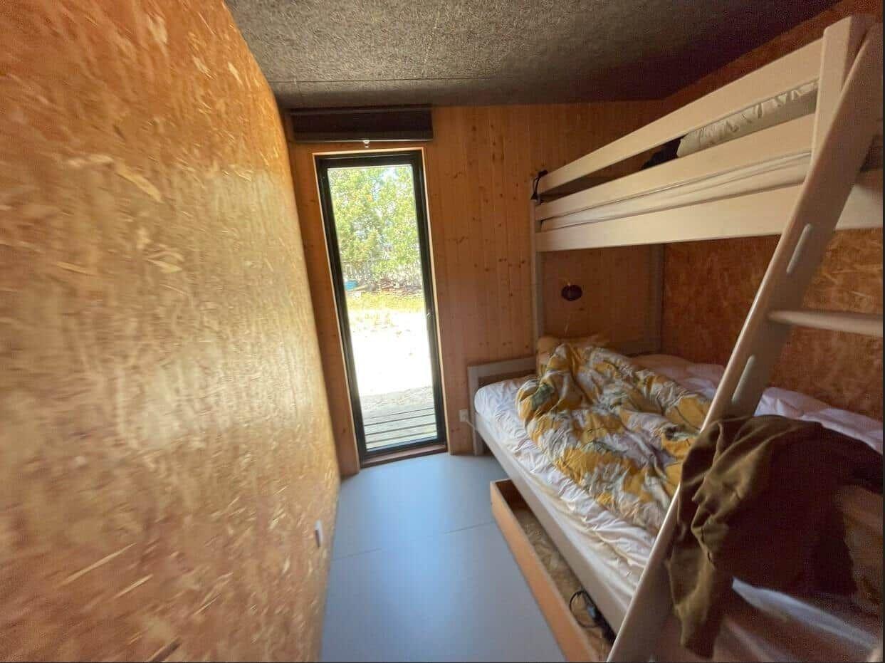 Zimmer mit Kletterbett und Glastür zum Außenbereich